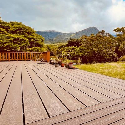 Καλή τιμή. Σθεναρό WPC 3D σύνθετο Decking ελαφρύ κούφιο προφίλ με τετραγωνικές τρύπες σε απευθείας σύνδεση